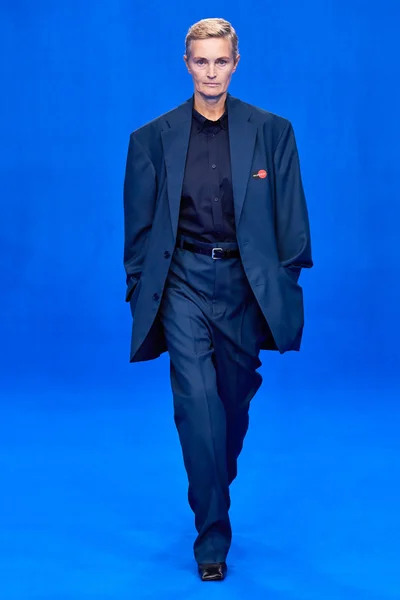 Look 3